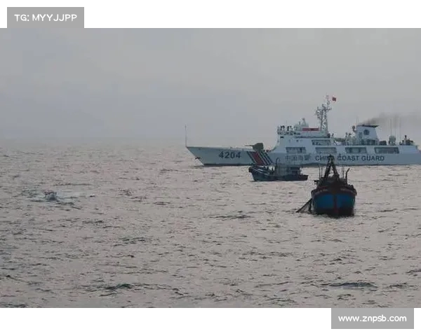中国海警驱离菲方船只严正捍卫黄岩岛领海主权